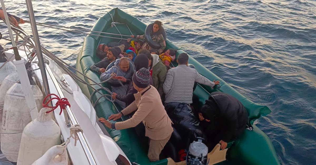 İZMİR AÇIKLARINDA 40 DÜZENSİZ GÖÇMEN YAKALANDI