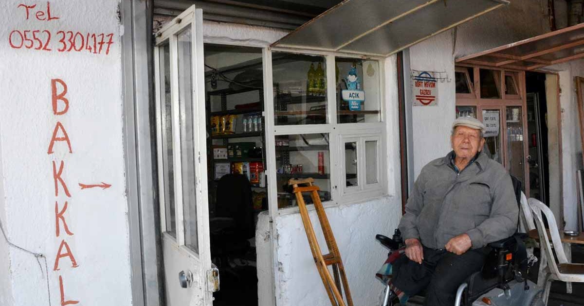 MANİSA'DA 82 YILLIK ESNAF ÇALIŞMA AZMİYLE GÖZ DOLDURUYOR