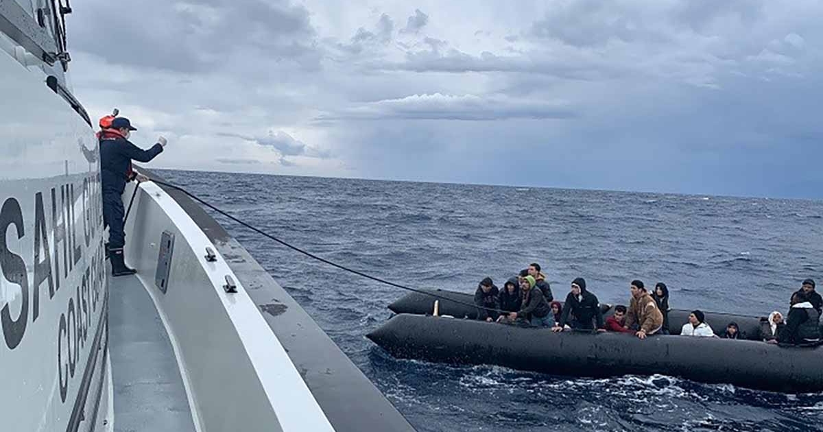 İZMİR AÇIKLARINDA ÖLÜME SÜRÜKLENEN 24 GÖÇMEN KURTARILDI