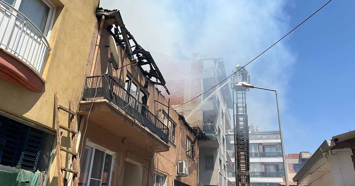 İKİ KATLI EV ALEVLERE TESLİM OLDU