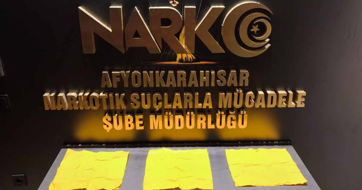 OTOMOBİLİN TEYBİNİN ARKASINDAKİ UYUŞTURUCU ZULASINI POLİS PATLATTI