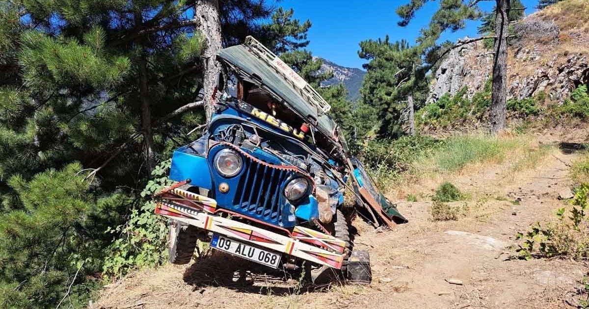 CİP ŞARAMPOLE UÇTU, 3 KİŞİ YARALANDI