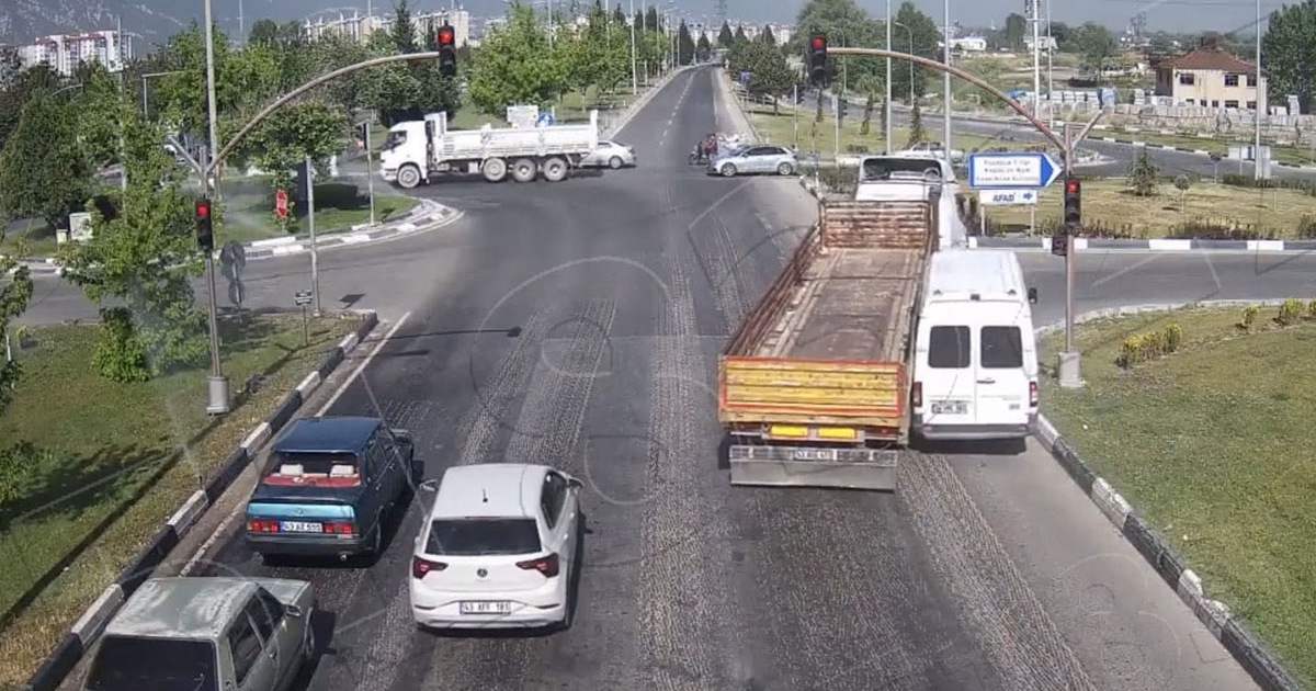 KÜTAHYA'DA MEYDANA GELEN TRAFİK KAZALARI KAMERALARA YANSIDI