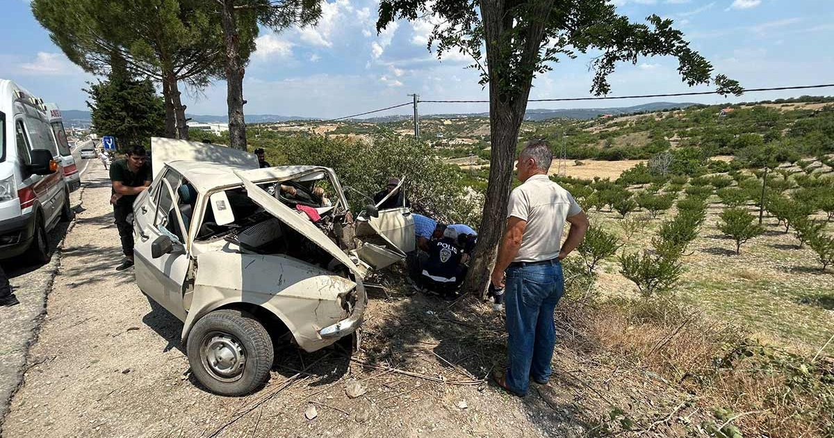 OTOMOBİL AĞACA ÇARPTI: 1 ÖLÜ 4 YARALI