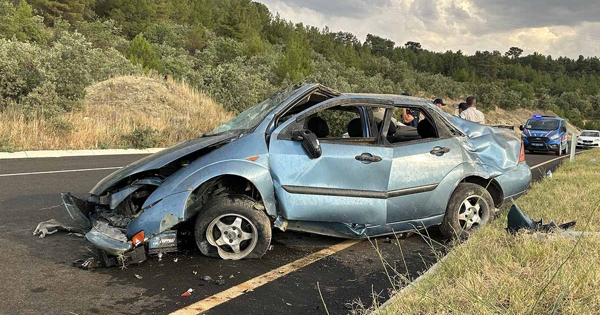 UŞAK’TA OTOMOBİL TAKLA ATTI: 5 YARALI