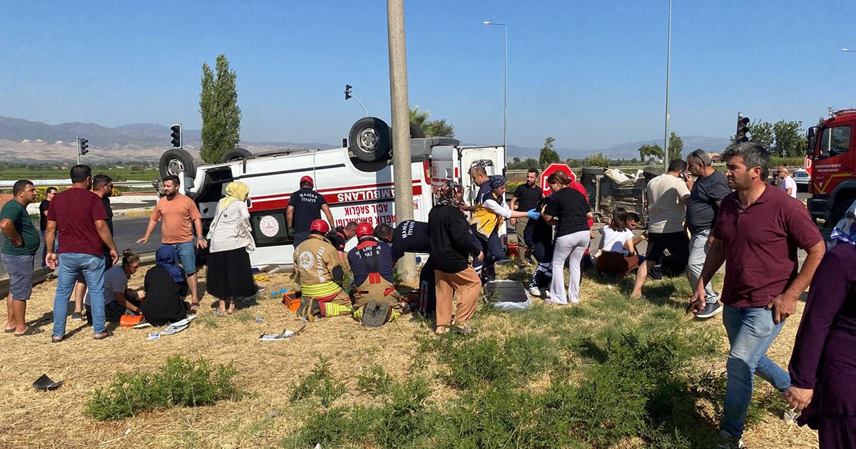 MANİSA'DA AMBULANS OTOMOBİLLE ÇARPIŞTI: 2'Sİ AĞIR 7 YARALI