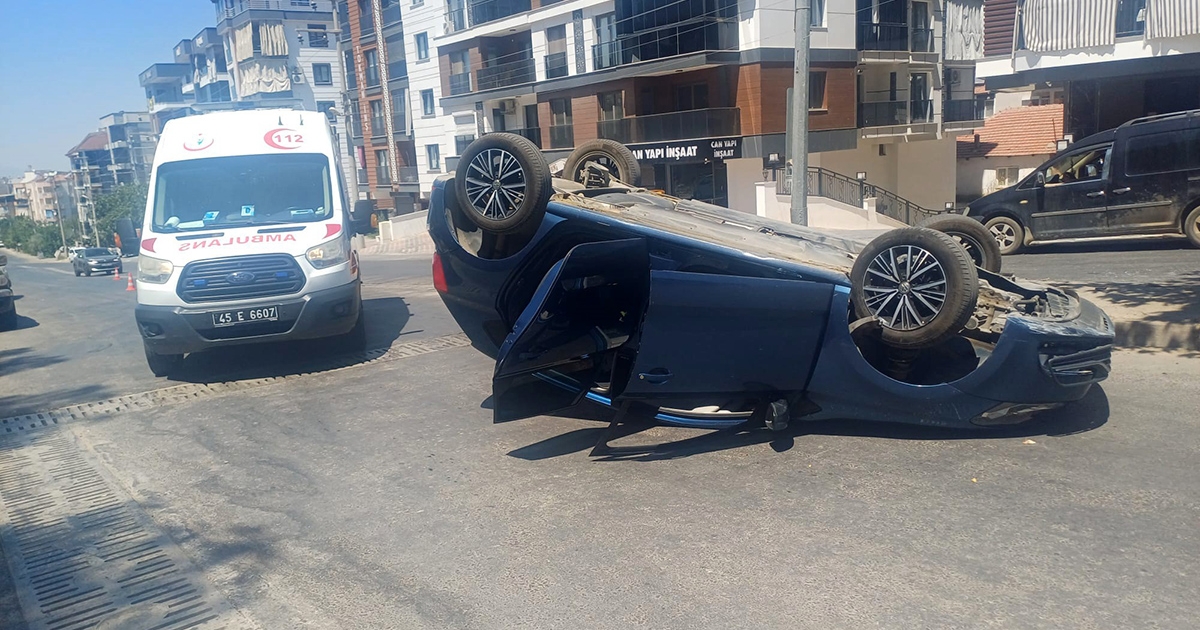 MANİSA'DA TAKLA ATAN ARAÇTAN BURNU BİLE KANAMADAN ÇIKTI