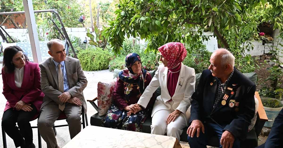 MANİSA'DA 48 YILLIK EVLİ ÇİFTE BAKAN GÖKTAŞ'TAN TEBRİK
