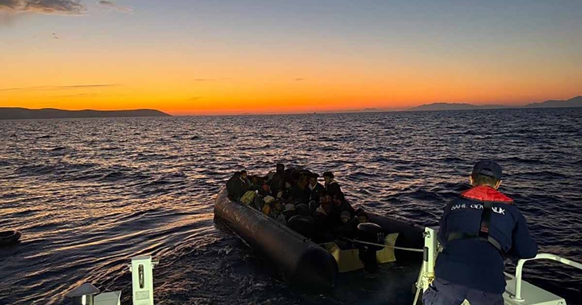 İZMİR AÇIKLARINDA PEŞ PEŞE GÖÇMEN YAKALAMA VE KURTARMA OPERASYONLARI