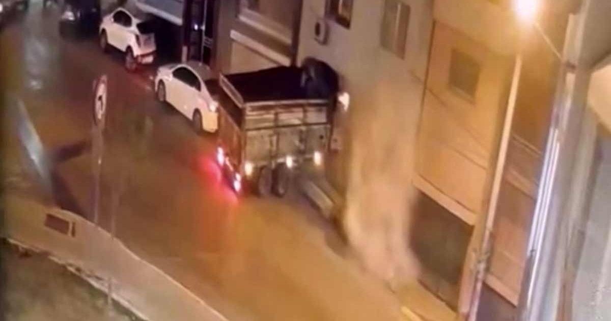 İZMİR'DE FRENİ BOŞALAN KAMYON DUVARI YIKIP EVE GİRDİ