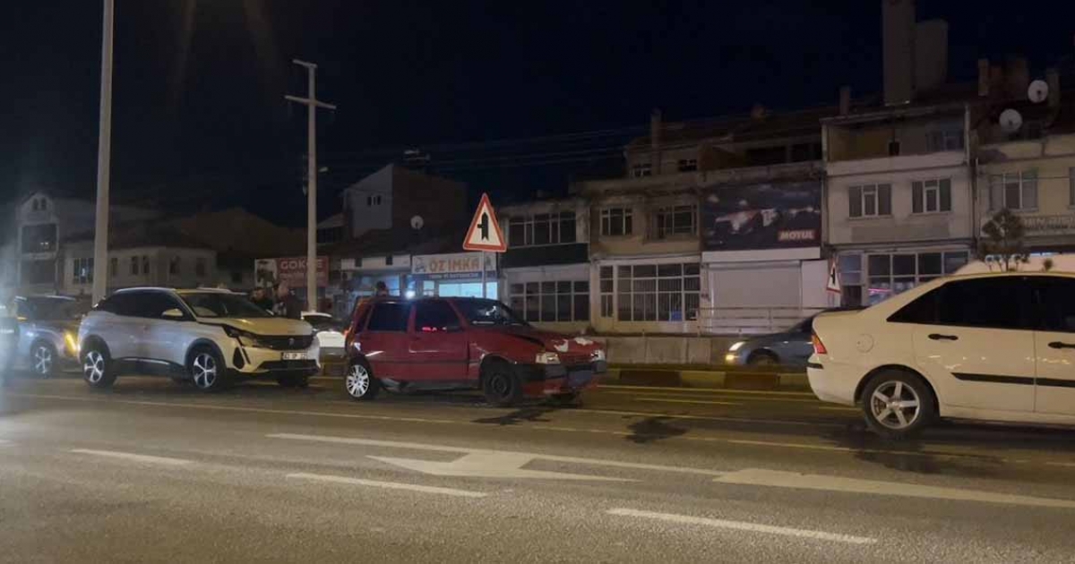 TAVŞANLI’DA 4 ARACIN KARIŞTIĞI ZİNCİRLEME KAZA KAMERADA