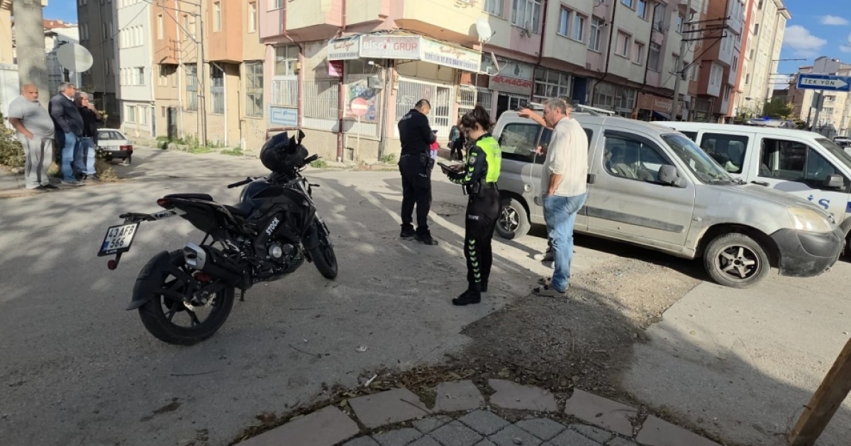 KÜTAHYA’DA HAFİF TİCARİ ARAÇ İLE MOTOSİKLET ÇARPIŞTI: 1 YARALI
