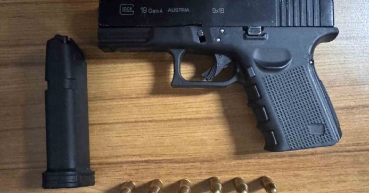 POLİS ŞÜPHESİNDE HAKLI ÇIKTI, MOTOSİKLETİN SELESİNDEN TABANCA ELE GEÇİRDİ
