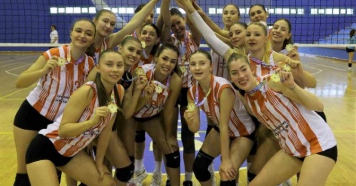 İEÜ, SET VERMEDEN ŞAMPİYON OLDU