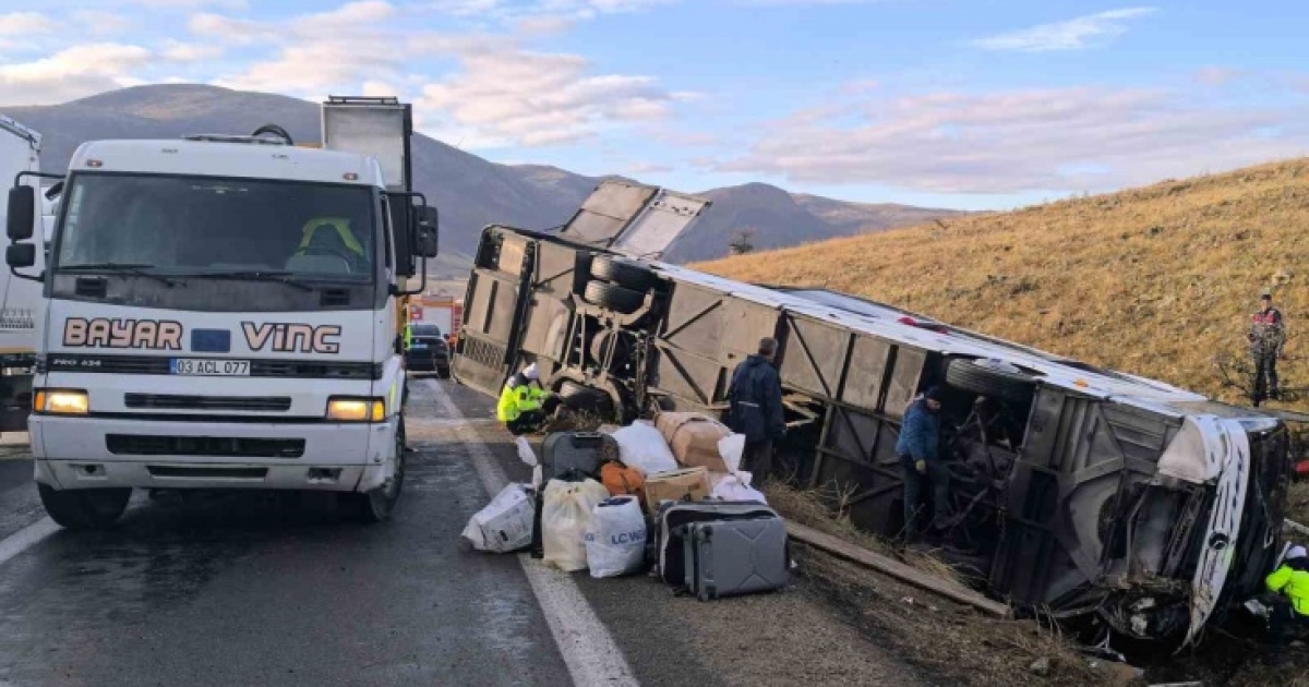OTOBÜS KAZASINDA ÖLENLERİN KİMLİK TESPİT ÇALIŞMALARI SÜRÜYOR
