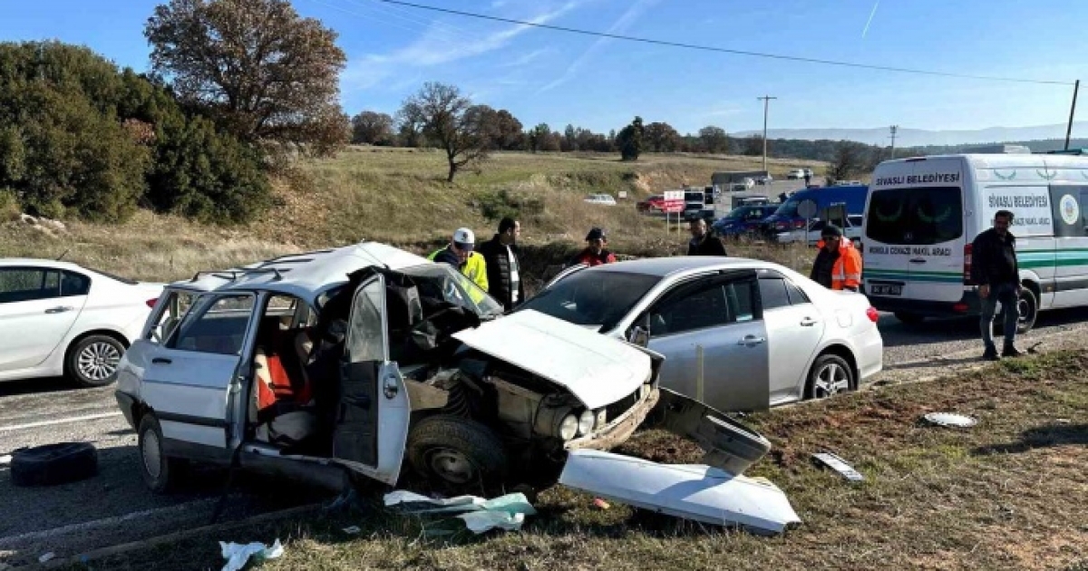 İKİ OTOMOBİLİN ÇARPIŞTIĞI KAZADA YAŞLI ÇİFT HAYATINI KAYBETTİ
