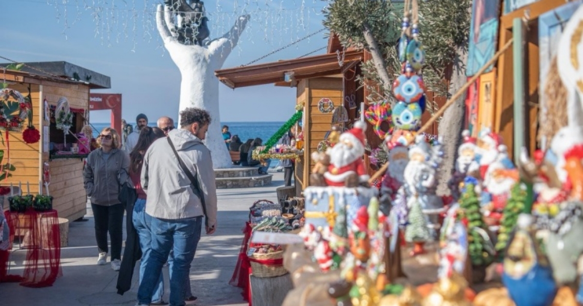 KUŞADASI’NDA KURULAN YILBAŞI PAZARI RENGARENK GÖRÜNÜMÜYLE İLGİ ODAĞI OLDU
