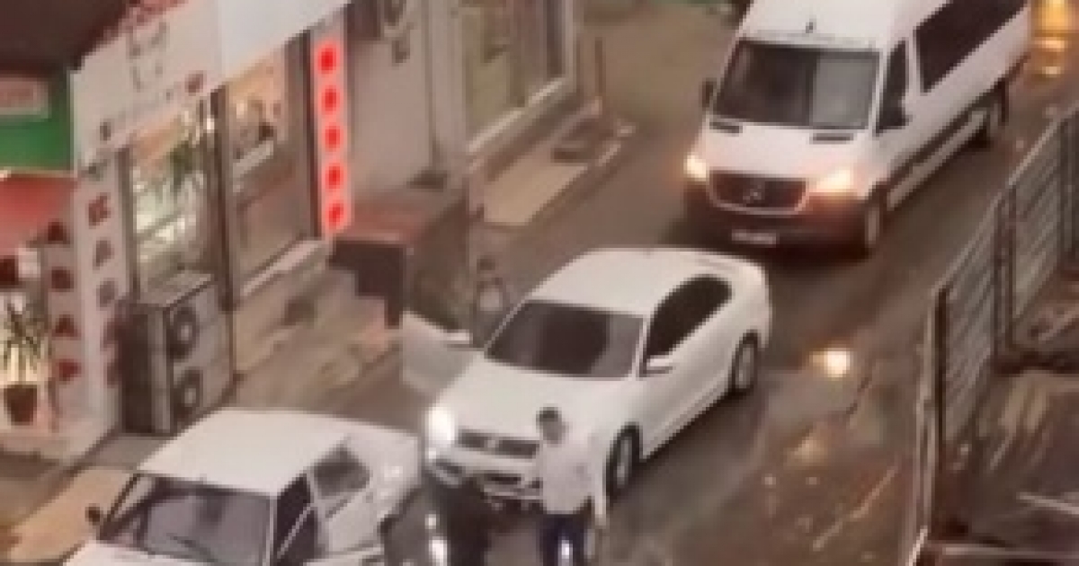 İZMİR’DE TRAFİK TARTIŞMASI: DÖNER BIÇAĞI İLE KOVALADI
