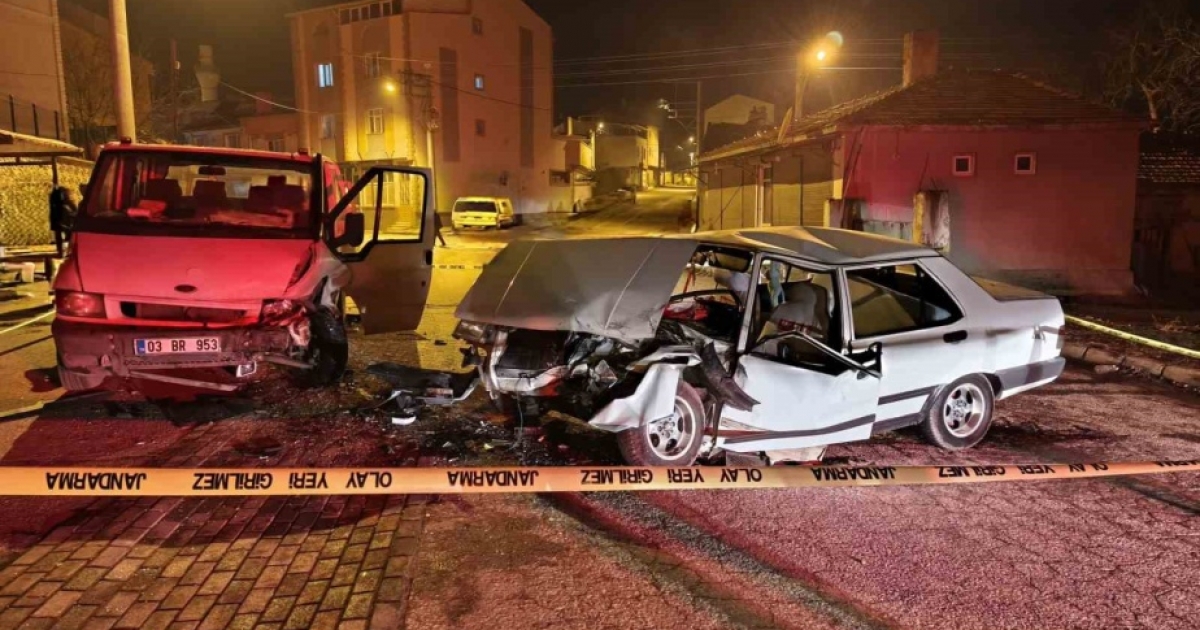 KAMYONETLE OTOMOBİL ÇARPIŞTI, 3 KİŞİ YARALANDI
