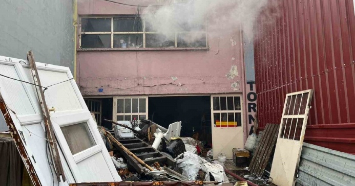 GEDİZ’DE TORNA ATÖLYESİNDA YANGIN
