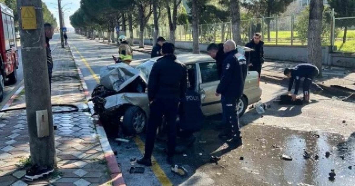 AMCASININ ARACINI İZİNSİZ ALDI, KAÇARKEN KAZA YAPTI
