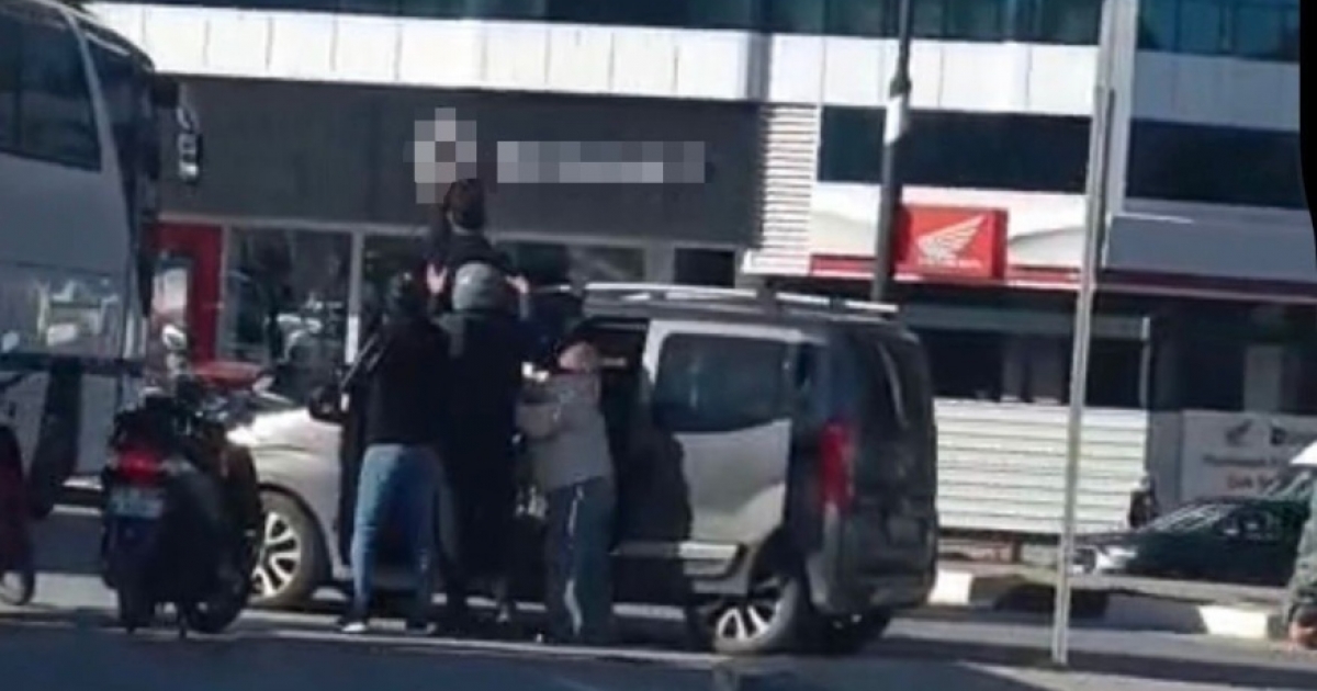 KAVŞAKTA GEÇİŞ ÖNCELİĞİ TARTIŞMASI KAVGAYA DÖNÜŞTÜ