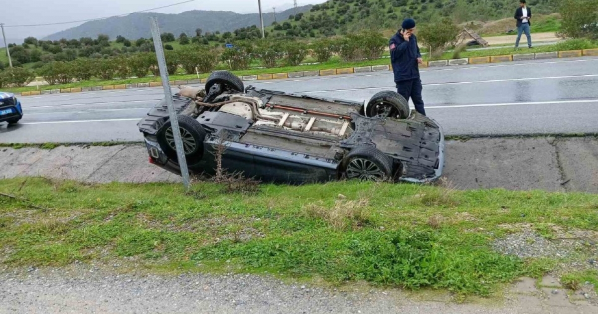 KONTROLDEN ÇIKAN OTOMOBİL TERS DÖNDÜ: 1 YARALI
