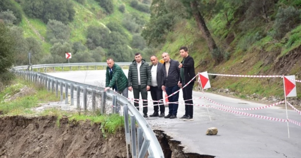 AŞIRI YAĞIŞ SONRASI YOL ÇÖKTÜ, EKİPLERİN ÇALIŞMALARI SÜRÜYOR
