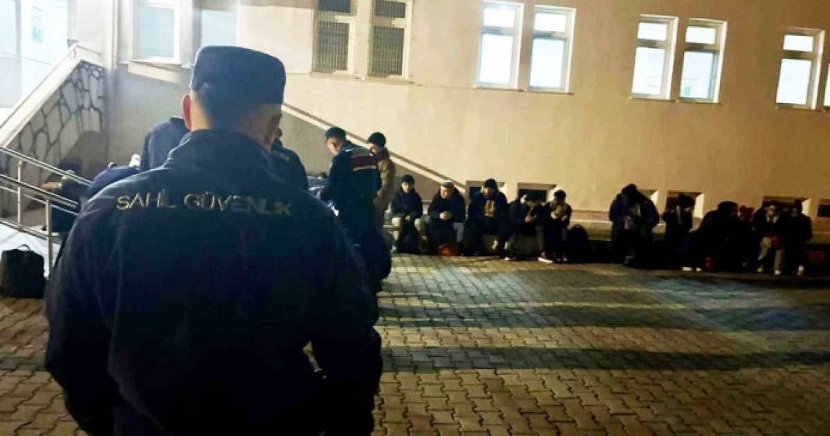 MİLAS’TA BİRİ ÇOCUK 33 DÜZENSİZ GÖÇMEN YAKALANDI
