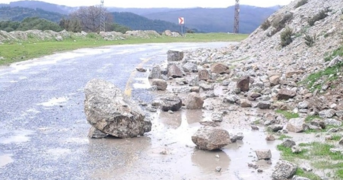YAĞIŞ SONRASI TOPRAKTAN KAYDI, KAYALAR YOLU KAPATTI
