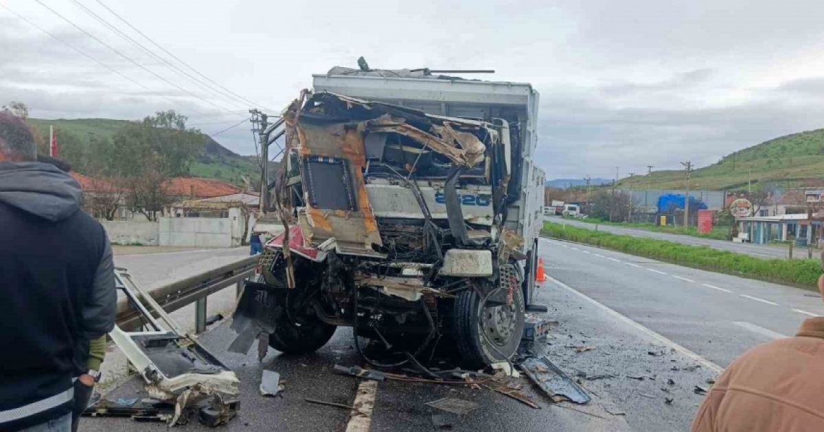 İZMİR’DE BELEDİYE KAMYONUNA ARKADAN ÇARPAN SÜRÜCÜ HAYATINI KAYBETTİ
