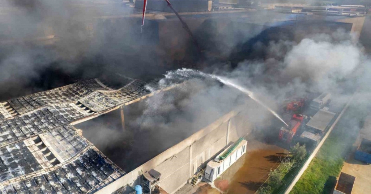 AKHİSAR’DAKİ FABRİKA YANGINI KONTROL ALTINA ALINDI
