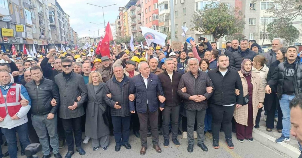 SOMA’DA YÜZLERCE MADEN İŞÇİSİ ŞEHİR MERKEZİNE YÜRÜDÜ

