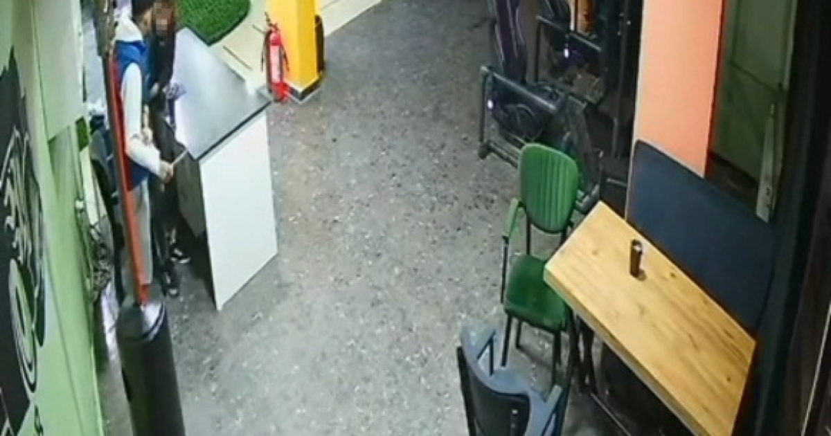 17 YAŞINDAKİ ÇOCUĞUN BIÇAKLANDIĞI ANLAR GÜVENLİK KAMERASINDA