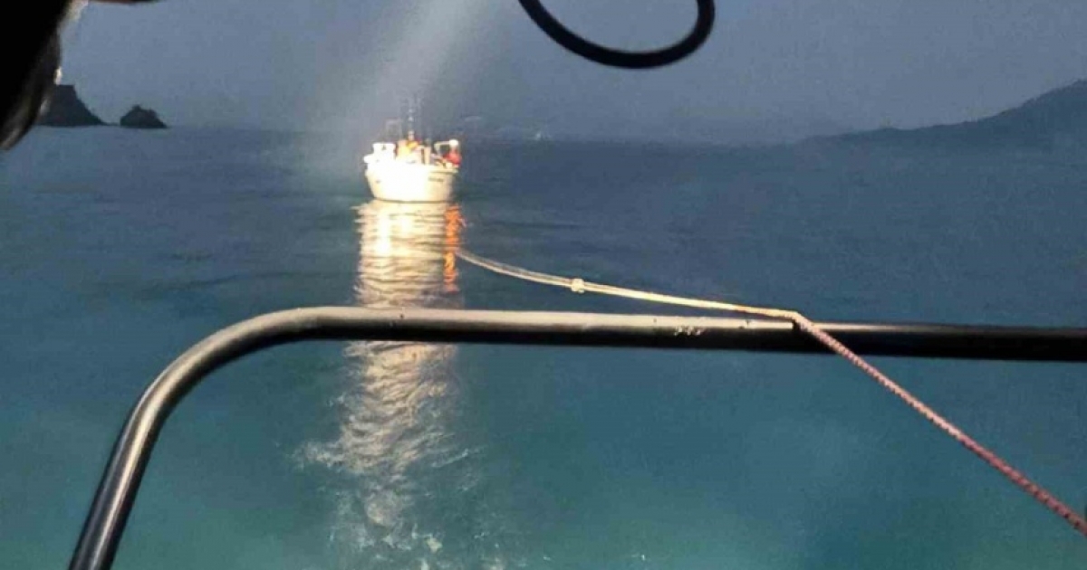 FETHİYE’DE MAKİNE ARIZASI NEDENİYLE SÜRÜKLENEN TEKNE KURTARILDI
