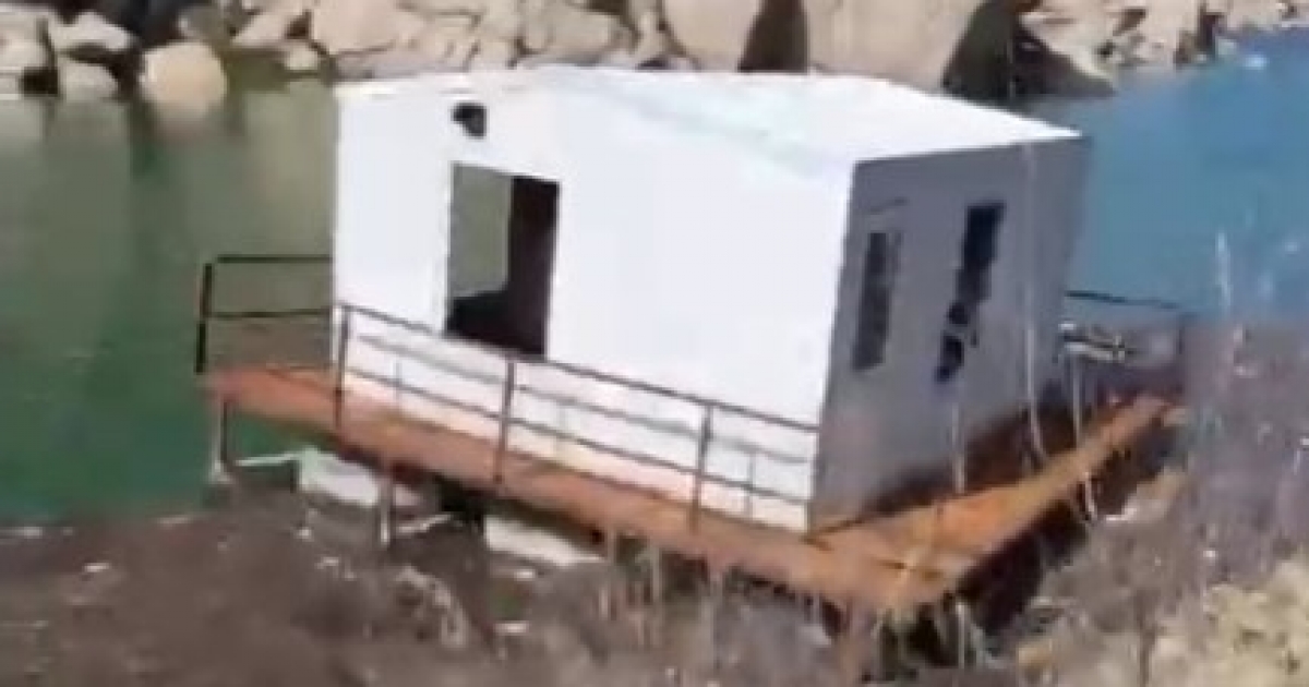 ÇİNE BARAJI’NDA YÜZEN EV
