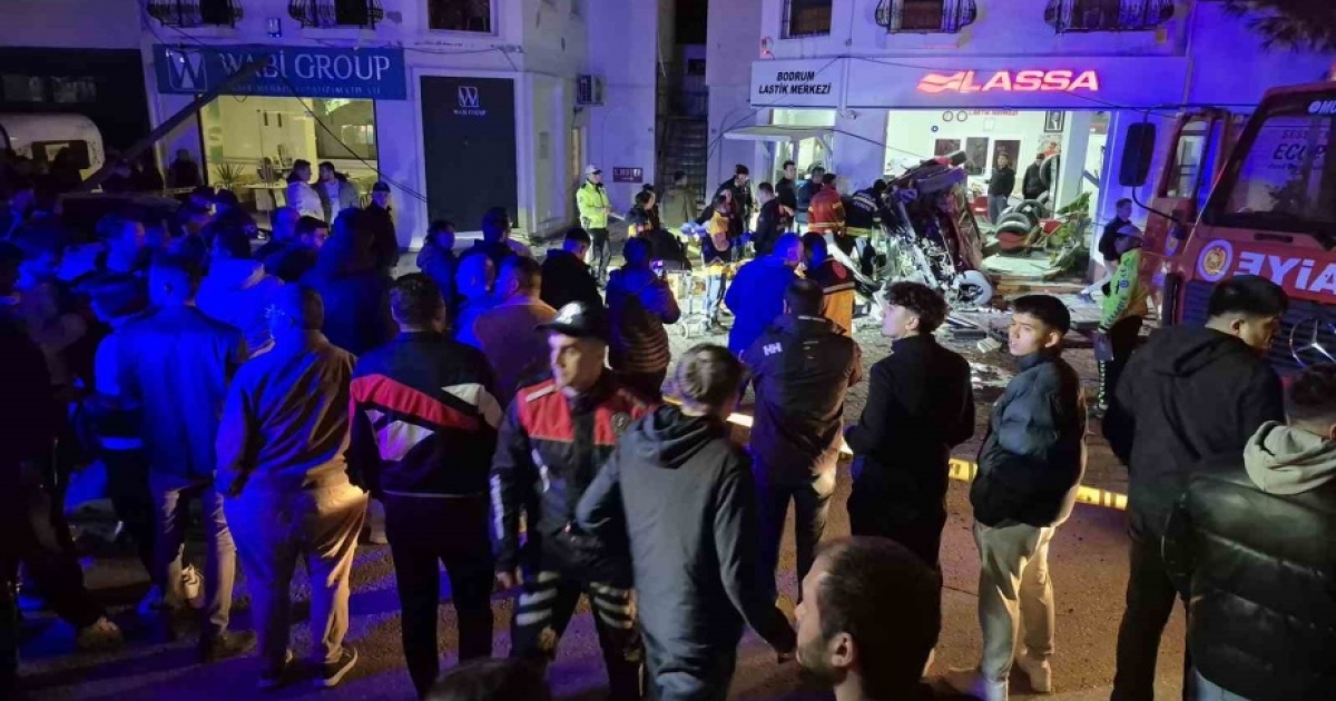 KONTROLDEN ÇIKAN OTOMOBİL İŞ YERİNE GİRDİ: 3 YARALI
