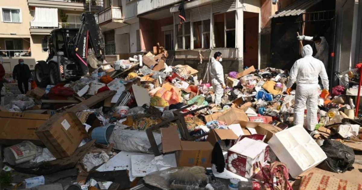 KARABAĞLAR’DA ÇÖP EVDEN 12 KAMYON ATIK ÇIKARILDI