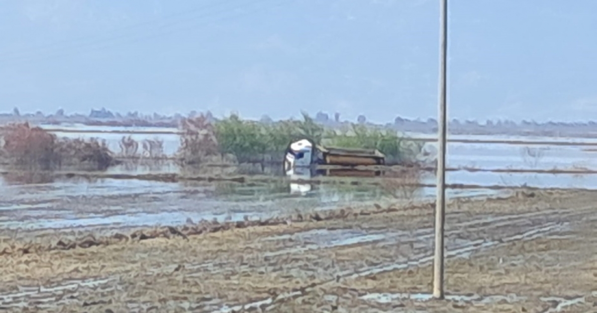TAŞKIN SULARINDA YAN MAHSUR KALAN TIR SÜRÜCÜSÜNÜ İTFAİYE EKİPLERİ KURTARDI
