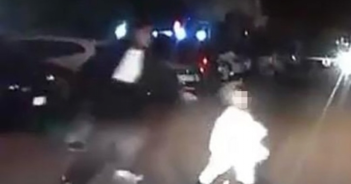 ANNESİNİN ELİNDEN KAÇIP YOLA KOŞAN ÇOCUK KAZADAN KURTULDU
