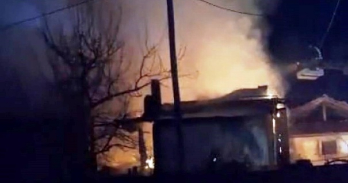 HİSARCIK’TA ÇIKAN YANGINDA EV VE SAMANLIK TAMAMEN YANDI
