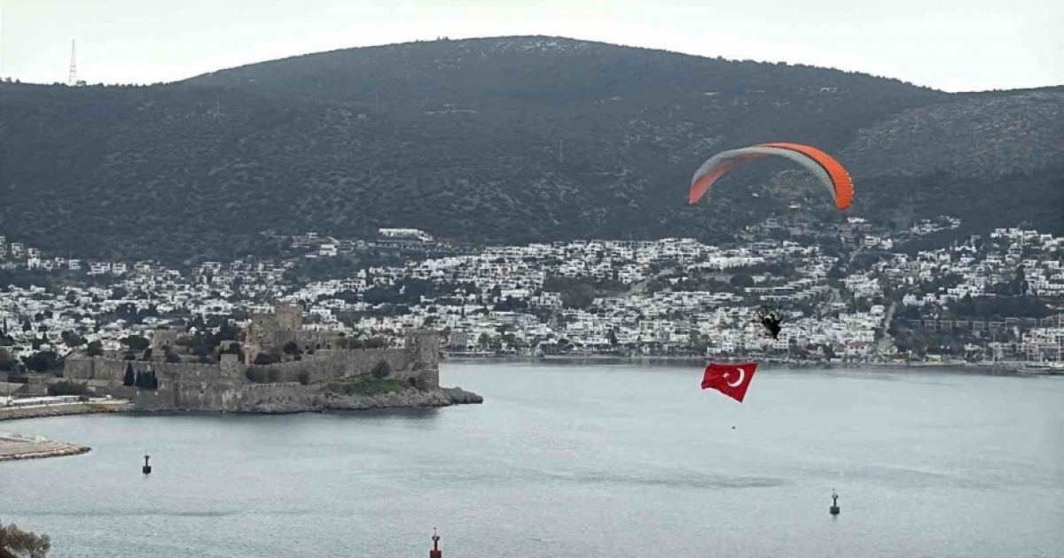 DEV TÜRK BAYRAĞIYLA ANLAMLI UÇUŞ