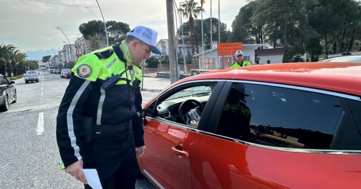 MARMARİS’TE TRAFİK İHLALİ YAPANLAR CEZADAN KAÇAMADI
