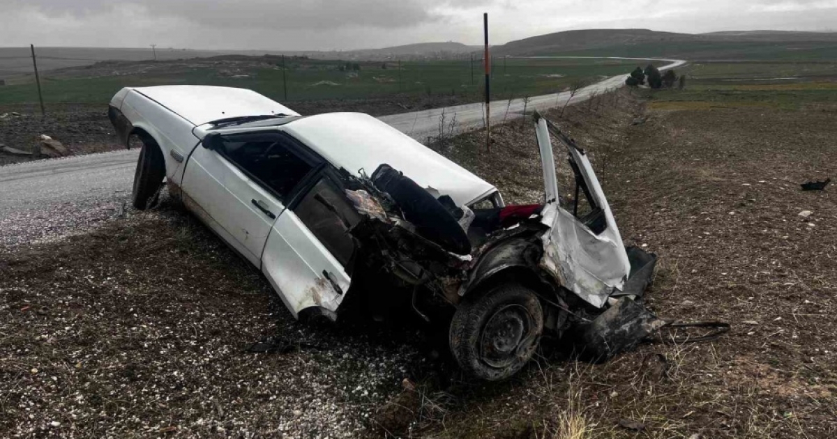 KAZADA İKİYE BÖLÜNEN OTOMOBİL SÜRÜCÜSÜ YARALANDI
