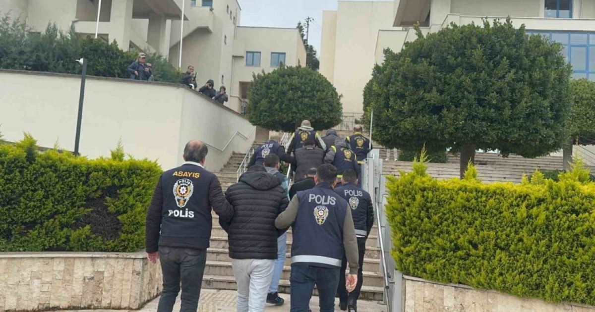 TURİSTLERİ HEDEF ALAN DOLANDIRICILIK ŞÜPHELİLERİ ADLİYEYE SEVK EDİLDİ
