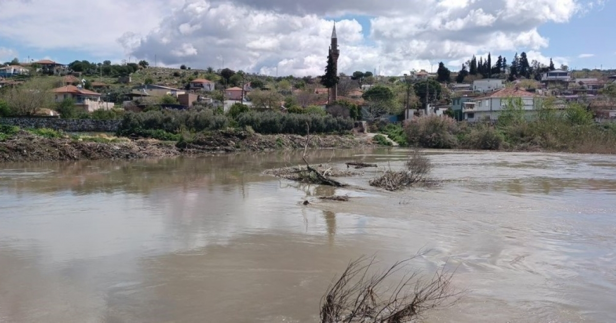 BÜYÜK MENDERES YÜKSELDİ, TARİHİ TAŞKÖPRÜ SULAR ALTINDA KAYBOLDU
