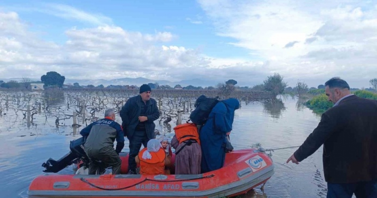 SELDE MAHSUR KALAN 10 KİŞİ AFAD EKİPLERİNCE BOTLA KURTARILDI
