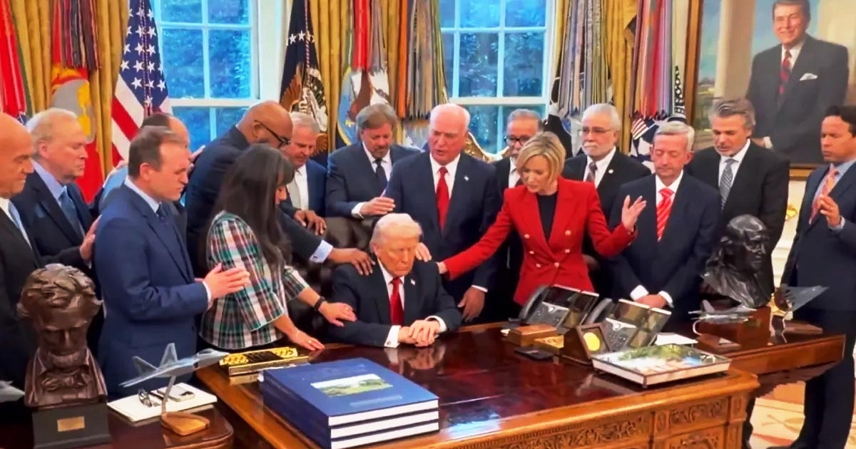 TRUMP'IN OVAL OFİS'TEKİ DUA GÖRÜNTÜLERİ GÜNDEM OLDU