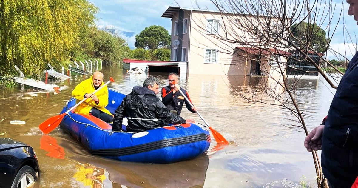 YÜKSELEN SULAR EVDE MAHSUR BIRAKTI, AFAD EKİPLERİ YETİŞTİ