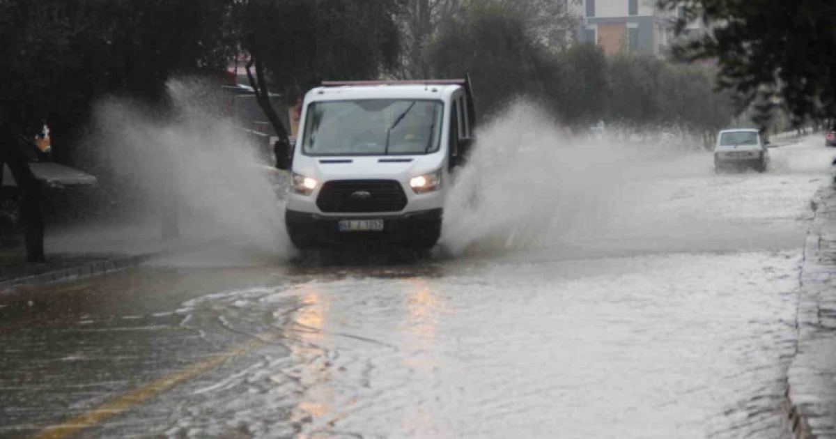 MUĞLA’YA ŞİDDETLİ YAĞIŞ VE FIRTINA UYARISI
